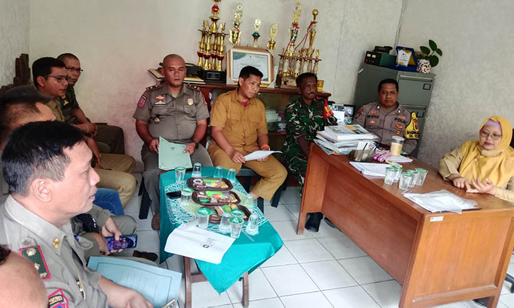 MEDIASI: Kegiatan mediasi antara Satpol PP Kota Pasuruan dengan pemilik kos.
