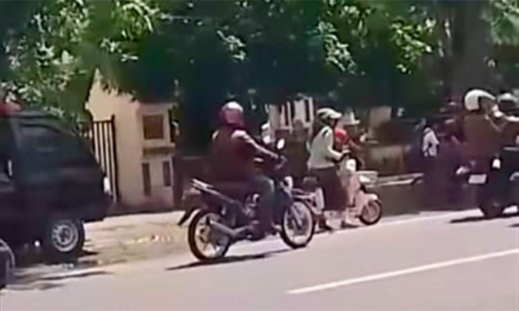 RAMAI: Suasana di sekitar Jalan Panglima Sudirman saat ada keramaian setelah debt collector merampas motor.