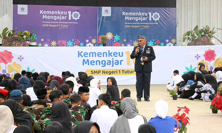 MENGAJAR: Kepala Kantor Bea Cukai Pasuruan Hatta Wardhana saat sedang menyapa anak-anak di SMPN 1 Tutur dalam program Kemenkeu Mengajar 10.