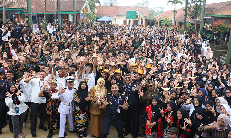 TUMBUHKAN SEMANGAT: Puluhan relawan dari Kementerian Keuangan abadikan momen bersama dengan siswa siswi SMPN 1 Tutur, Kabupaten Pasuruan. Menumbuhkan semangat para siswa.