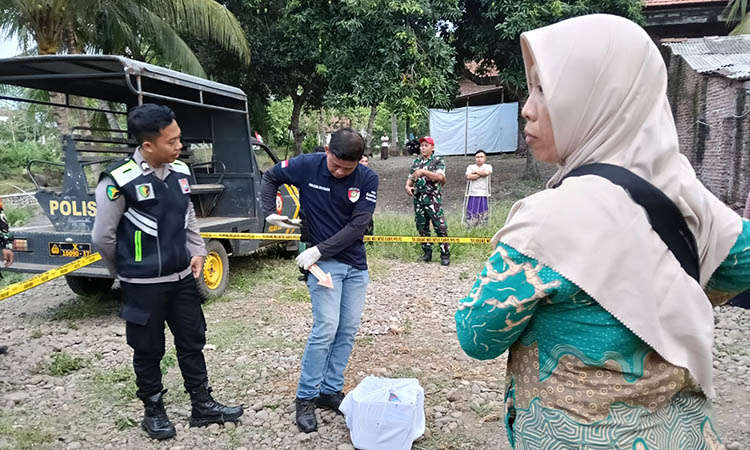 DIBUANG DI SINI: Polsek Gading bersama Tim Identifikasi Polres Probolinggo melakukan olah TKP penemuan bayi meninggal terbungkus kresek hitam di Dusun Rama, Des