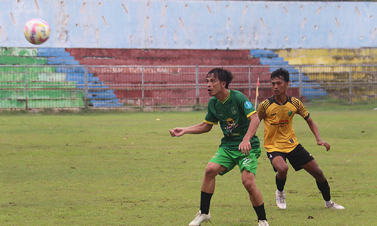 SELEVEL: Laga ujicoba antara Persekap (kostum hijau) dan Pasuruan United yang berlatih tanding Rabu (12/11) pagi di Stadion Untung Surapati.