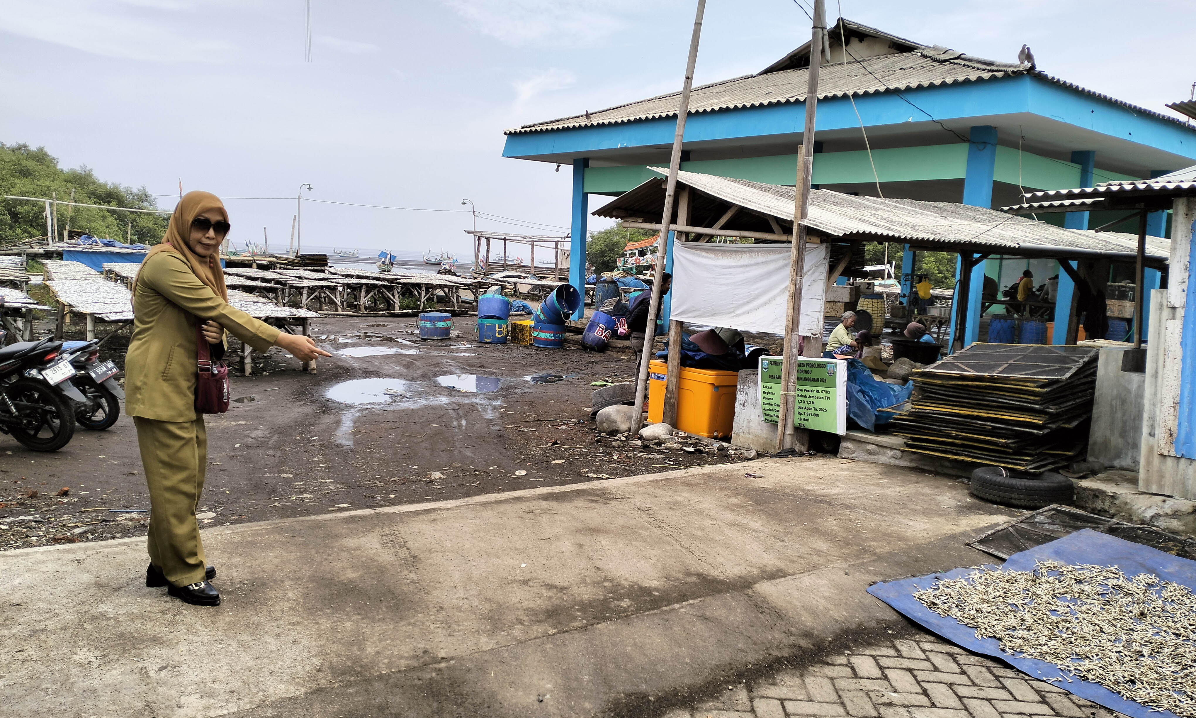 NYAMAN: Perangkat Desa Randuputih menunjukkan jembatan di RT 7/RW 3, Dusun Pesisir yang selesai dibangun.