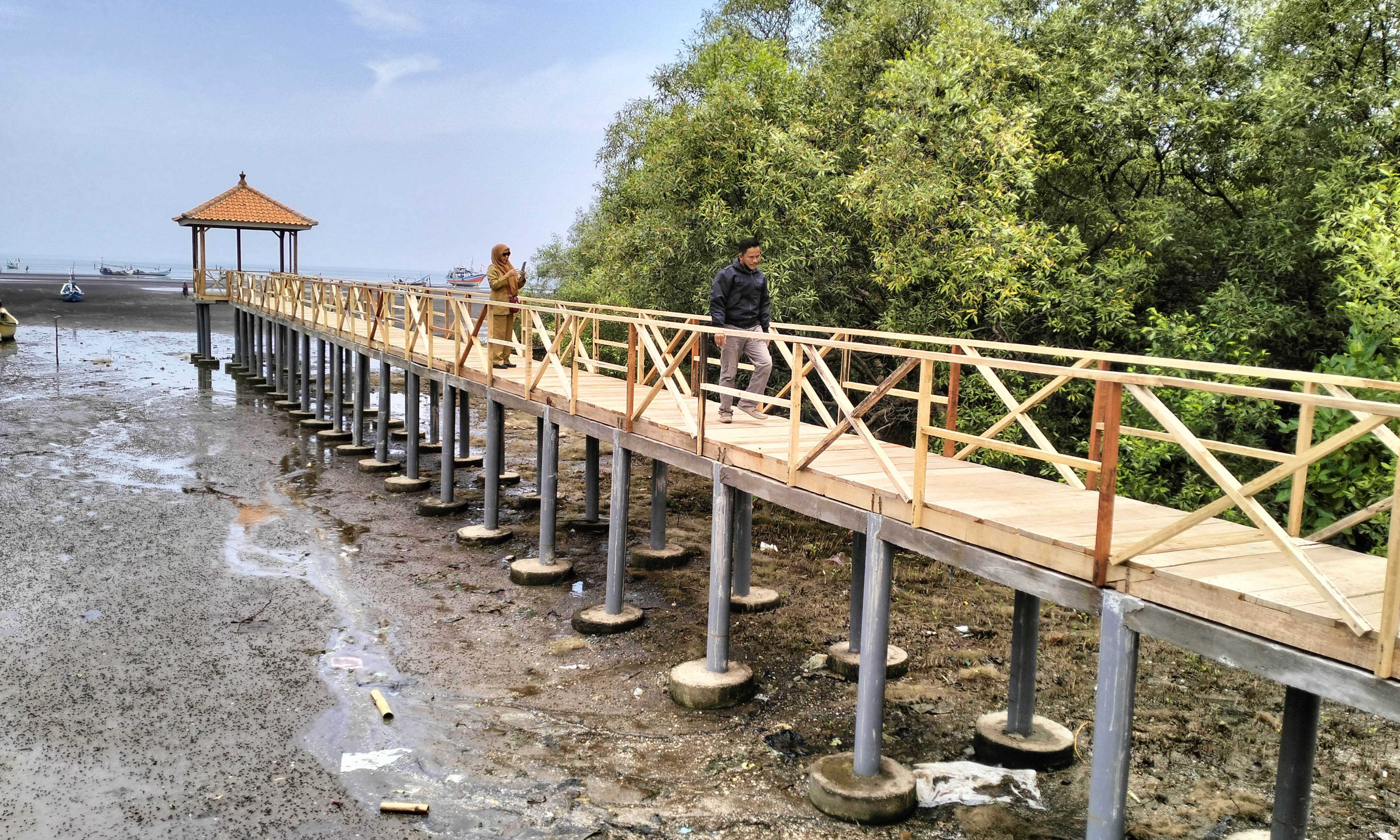 POTENSI DESA: Perangkat Desa Randuputih melintasi dermaga wisata di RT 6/RW 2, Dusun Krajan.