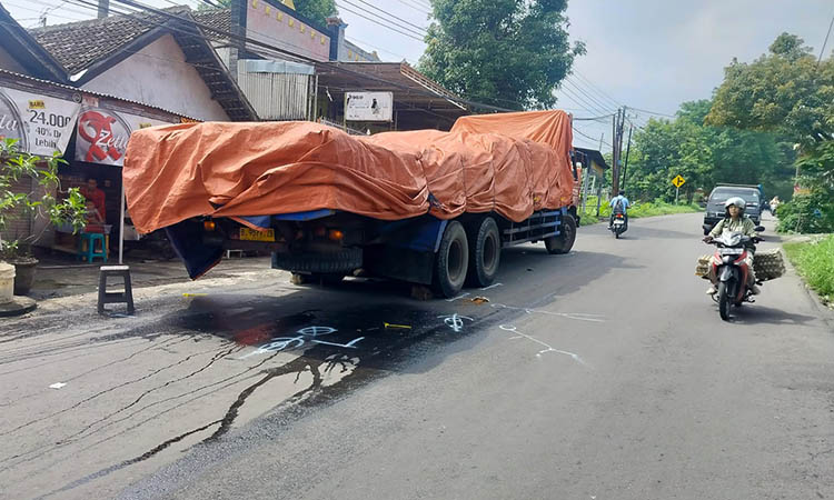 TKP: Truk tronton yang ditabrak pemotor di Desa Randupitu, Kecamatan Gempol.
