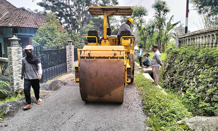 DIRATAKAN: Sebuah alat berat yang dikerahkan untuk memperbaiki jalan Dusun Gutehan, Desa Karangrejo, Kecamatan Purwosari. Perbaikan itu dilakukan, lantaran kondisinya rusak.