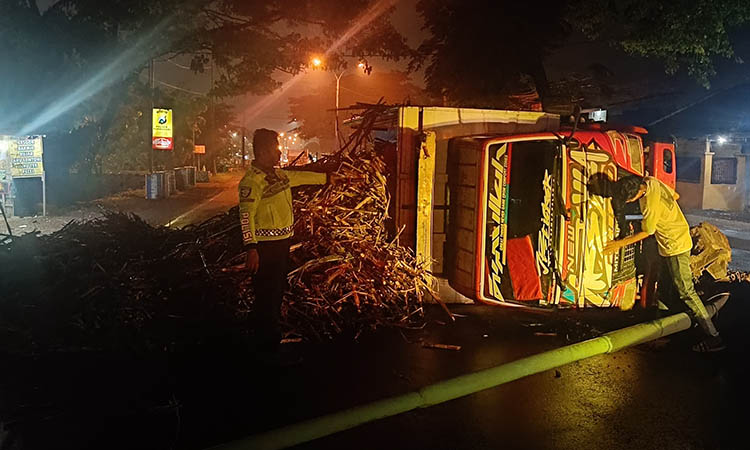 TKP: Truk muatan tebu yang terguling di Desa Martopuro, Kecamatan Purwosari hingga menutupi jalan.