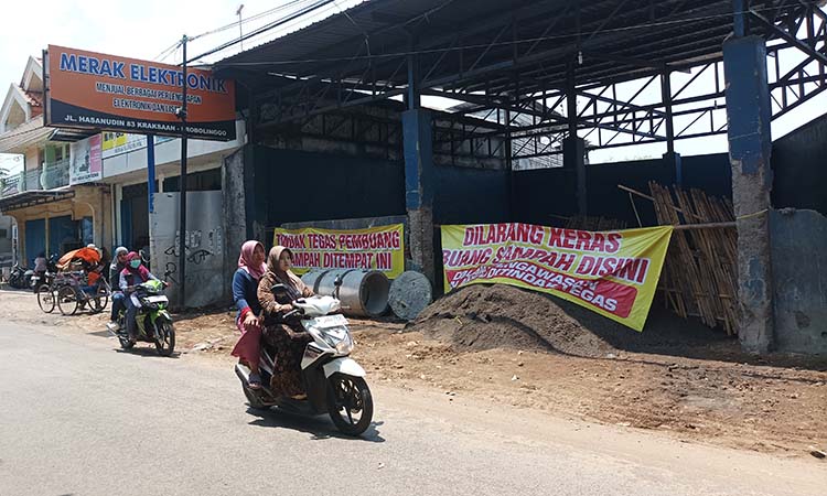 TENGAH DIBANGUN: TPS Pasar Semampir yang sudah ditutup sekitar 6 bulan, kini tengah direhab. Rencananya Diduga, TPS bakal dialihfungsikan menjadi rumah makan.