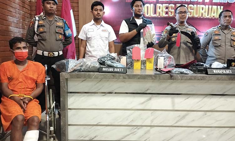Tersangka Amir (pakai kursi roda) dengan kaki diperban saat kasusnya dirilis polisi. (Rizal Syatori/ Radar Bromo)