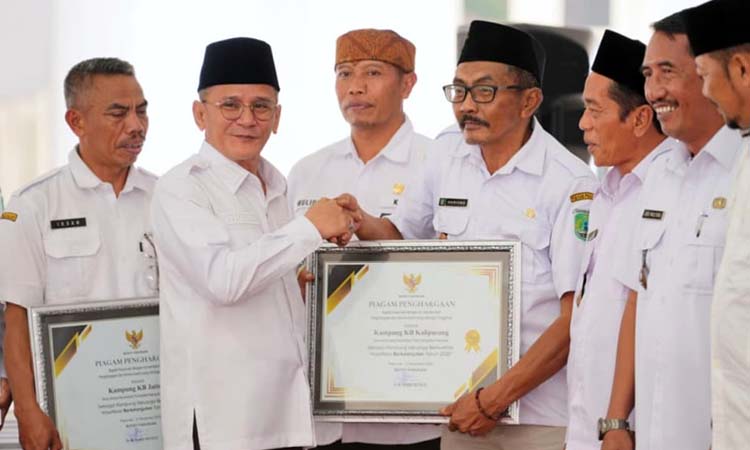 APRESIASI: Wakil Bupati Pasuruan, Shobih Asrori saat memberikan piagam penghargaan kepada kepala desa dan lurah dalam acara Launching Kampung Keluarga Berkualitas.