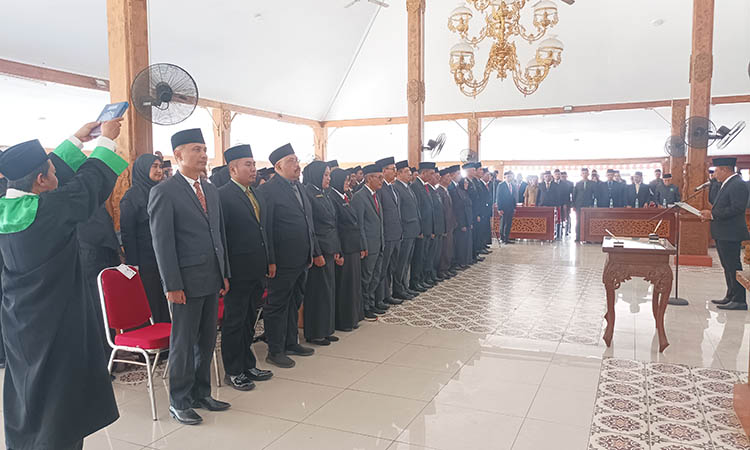 MASIH ADA KEKOSONGAN: Proses pelantikan pejabat eselon III dan IV yang digelar Pemkab Probolinggo awal Oktober lalu.