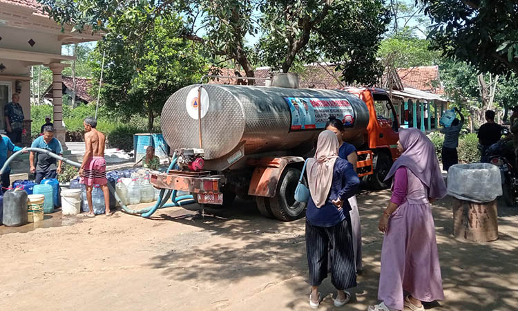CUKUPI KEBUTUHAN: BPBD mengirimkan air bersih ke wilayah krisis.