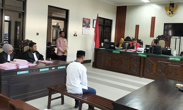 PASRAH: Didik saat duduk di kursi pesakitan di sidang putusan di PN Kraksaan beberapa waktu lalu.