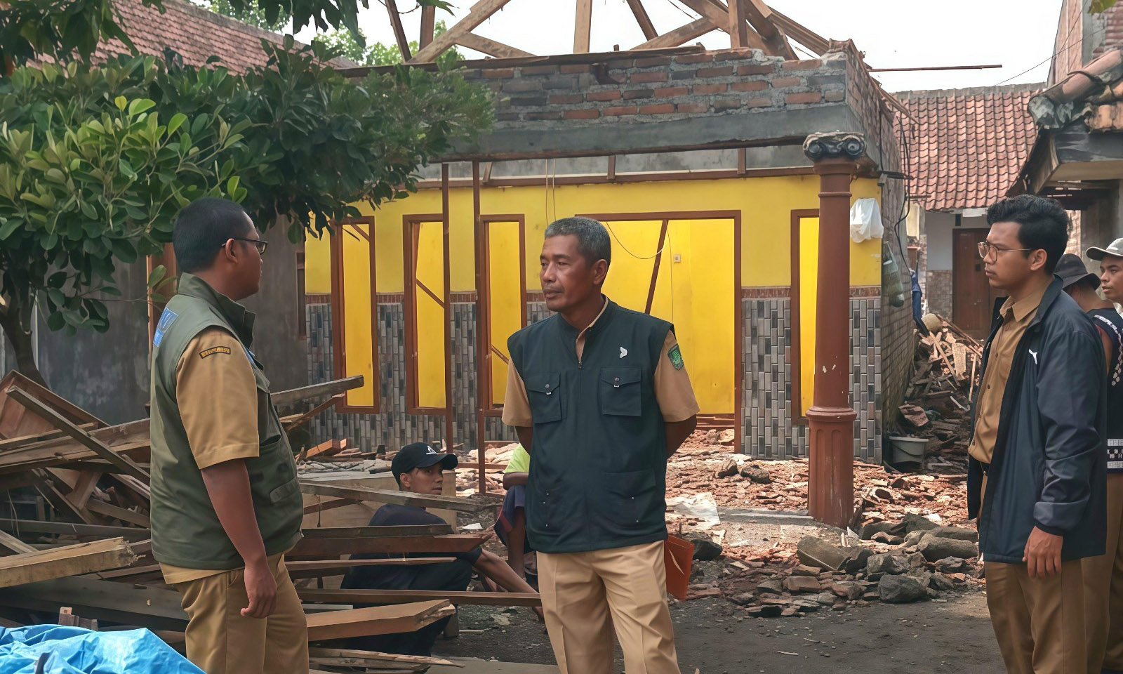 ASESMEN: Rumah Nafik di Dusun Balongrejo, Desa Kedungringin, Kecamatan Beji, yang terdmapak bencana angin kencang Minggu (9/11) lalu. Pihak BPBD Kabupaten Pasuruan memastikan, sudah melakukan asesmen.