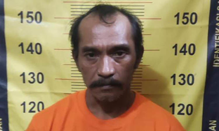 DIAMANKAN: Tersangka peredaran narkoba jenis sabu, Cariono saat diamankan petugas Satresnarkoba Polres Pasuruan. Ia merupakan residivis kasus narkoba.