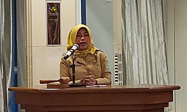 ARAHAN: Kepala Disdikbud, Tri Krisni Astuti memberikan arahan sekaligus membuka sosialisasi Dapodik.