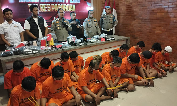 DIRINGKUS: Petugas membeberkan tersangka tindak kejahatan selama Operasi Sikat Semeru 2025.