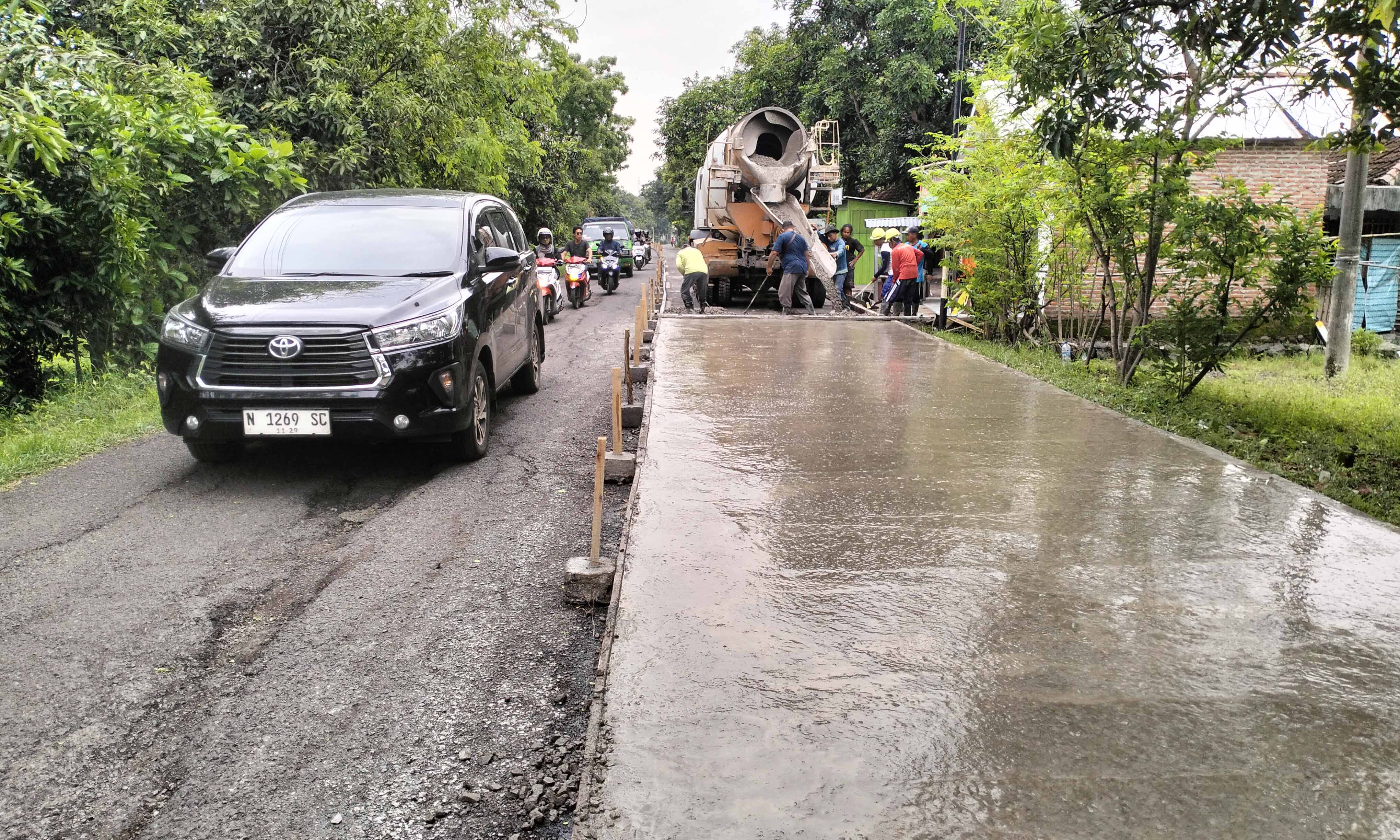 DICOR: Jalan Sukorejo-Bangil di Desa Wonokerto, Kecamatan Sukorejo yang dicor. Perbaikan ini dilakukan, setelah bertahun-tahun kondisi jalan setempat retak-retak.