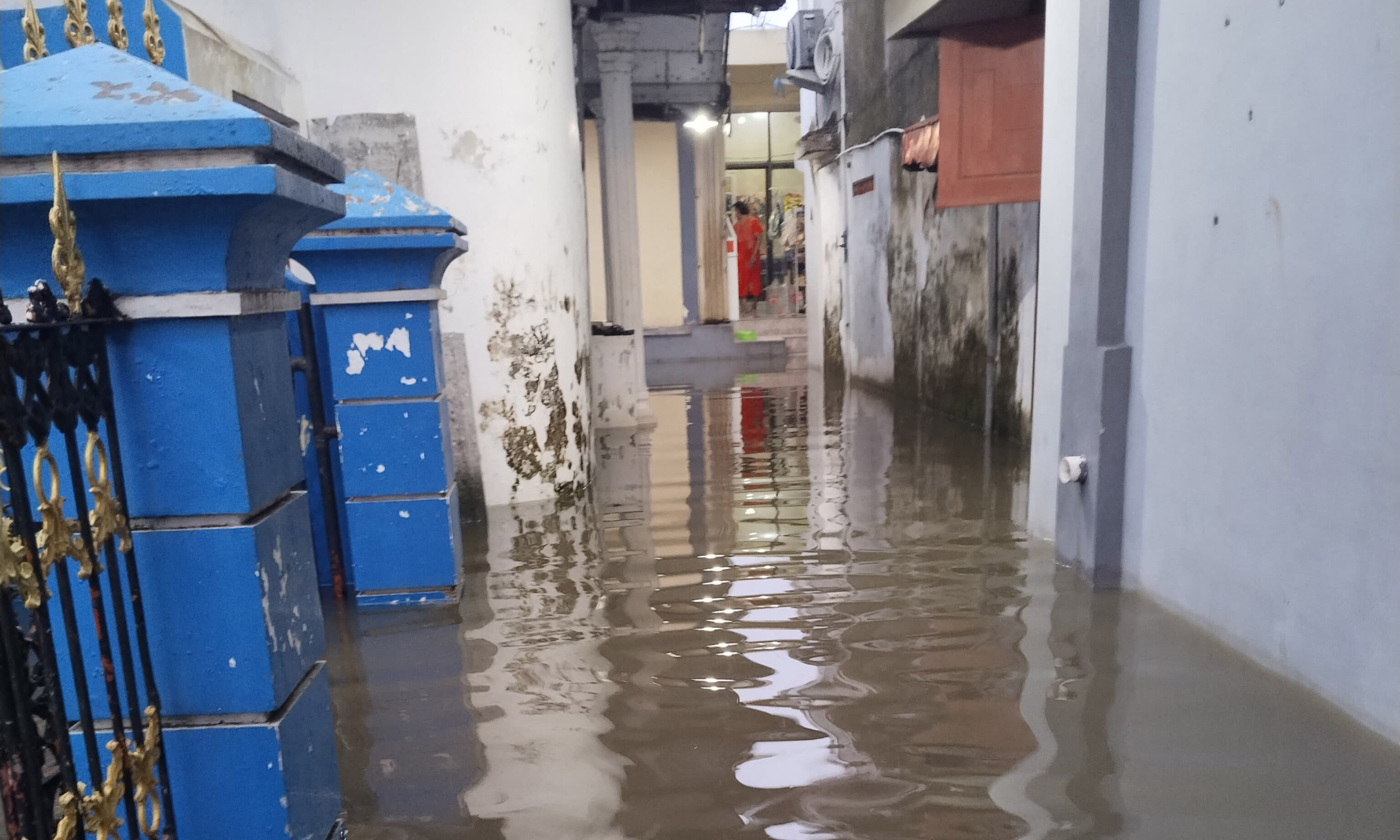 TERGENANG: Kawasan Gempol yang tergenang. Hujan yang mengguyur Rabu (12/11) sore, berdampak terhadap genangan air tersebut.