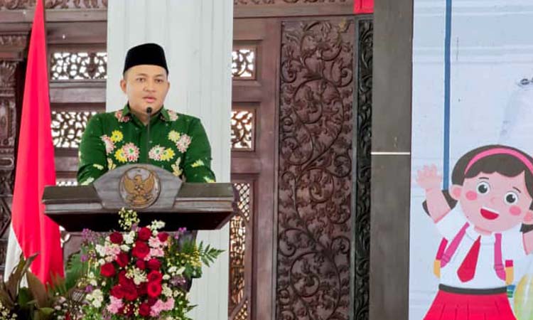 Bupati Pasuruan Rusdi Sutejo saat paparan dalam rakor bersama Deputi Kemenko PMK.