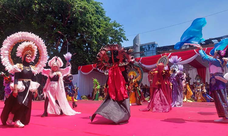 Pawai Budaya menyemarakkan hari jadi Kota Probolinggo ke-666 lalu. Saat ini, kajian membuka sejarah Kota Probolinggo lagi terus dilakukan. (Dok. Radar Bromo)