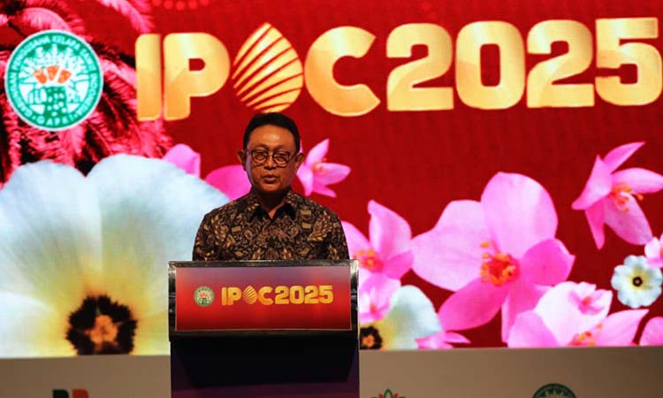 Ketua GAPKI Eddy Martono saat membuka IPOC 2025. (Mifta/Radar Bali)