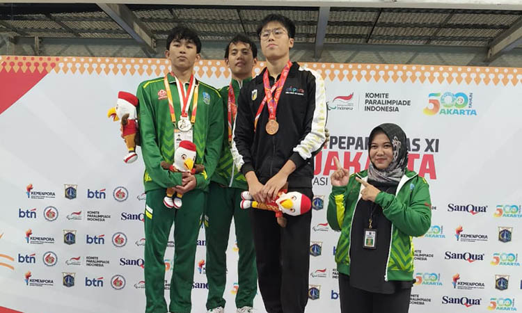 MENANG: Atlet akuatik asal Kota Probolinggo, Rafasya Aysar Echy Vaniko, 15 (paling kiri) saat menerima medali di ajang POPNAS XVII 2025