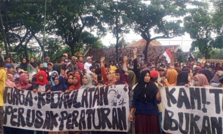 BENTUK PROTES: Aksi warga Desa Sumberanyar di Nguling menolak pembangunan batalyon di Kolatmar yang berlokasi di Desa Sumberanyar.