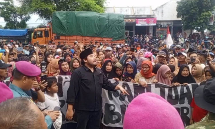 IKUT TURUN: Eko Suryono anggota DPRD saat mendampingi warga.
