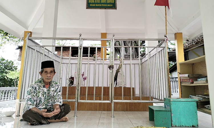 TERAWAT: Kardiyo juru kunci makam berfoto di makam Kiai Abdus Shomad pembabat alas Desa Brabe.