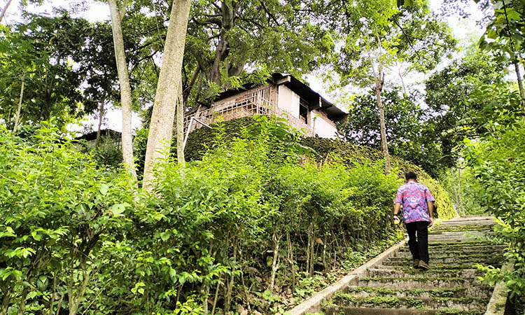 DI ATAS BUKIT: Makam Kiai Abdus Shomad berada di atas bukit Dusun Beringin. Pengunjung terlebih dahulu harus menapaki puluhan anak tangga menuju makam.