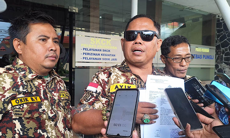 BERI KETERANGAN: Ketua GM FKPPI Pasuruan, Ayi Suhaya, memberikan keterangan kepada awak media. Ia melaporkan Ketua DPP PDIP Ribka Tjiptaning usai pernyataan kontroversialnya soal Presiden Soeharto.