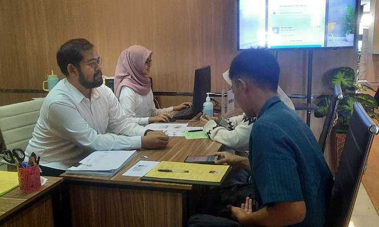 AJUKAN: Salah satu pemohon yang mengajukan kartu kuning di Mal Pelayanan Publik. Permohonan kartu kuning tinggi, seiring dengan banyaknya pencari kerja yang membutuhkan kartu tersebut.