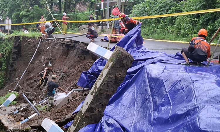 Petugas BPBD Kabupaten Pasuruan melakukan penanganan longsor di Kecamatan Pasrepan, Kabupaten Pasuruan.