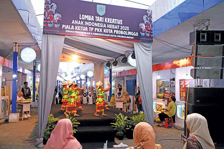 KREATIF: Salah satu peserta Lomba Tari Kreatif Anak Indonesia Hebat Tahun 2025 tampil di hadapan publik. Ketua TP PKK Kota Probolinggo dr. Evarani, M.Kes (tengah) dan Kepala Disdikbud Kota Probolinggo
