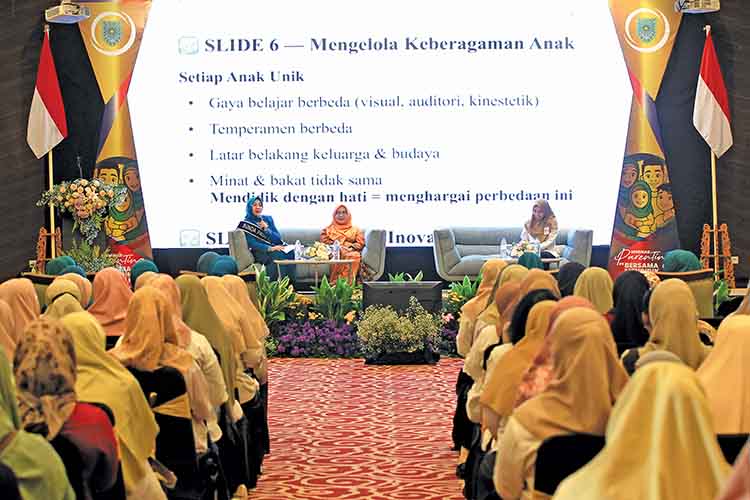 BERBAGI ILMU: Seminar Parenting bertajuk Bersama Mendidik dengan Hati sukses digelar dengan narasumber Bunda PAUD Kota Probolinggo dr. Evariani, M.Kes., serta Motivator dan Dosen Universitas Negeri Ma