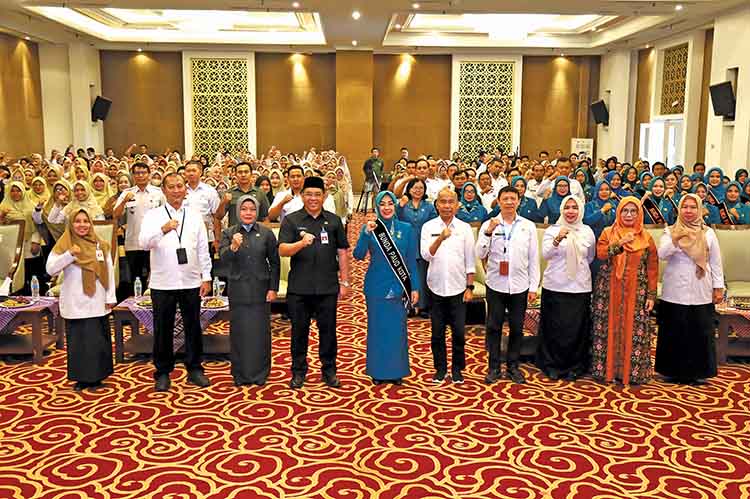 SINERGI: Wali Kota Probolinggo, Wakil Wali Kota Probolinggo, Pj Sekda Kota Probolinggo, Kepala Disdikbud Kota Probolinggo berfoto bersama seluruh peserta seminar usai Pengukuhan Bunda PAUD Kota Probol