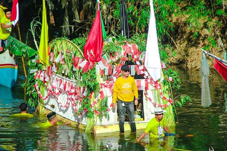 MERIAH: Sejumlah warga Desa Dringu melaksanakan Petik Laut, beberapa waktu lalu.