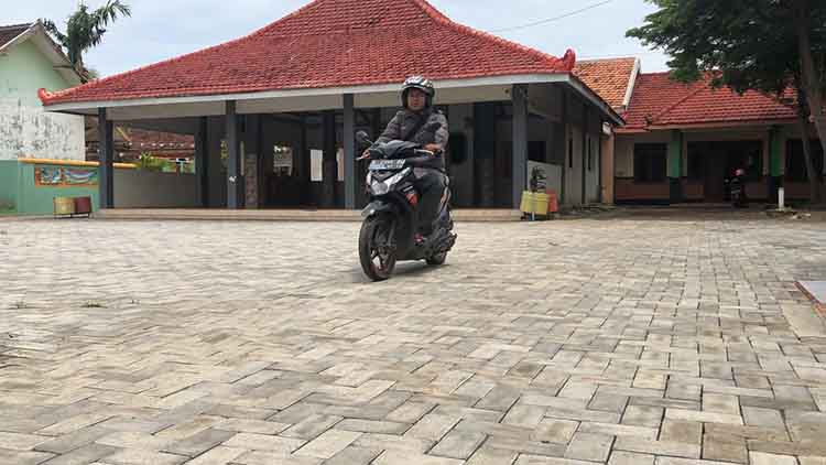 NYAMAN: Halaman Kantor Desa Dringu, telah ipaving untuk memberi kenyamanan dalam proses pelayanan terhadap warga.