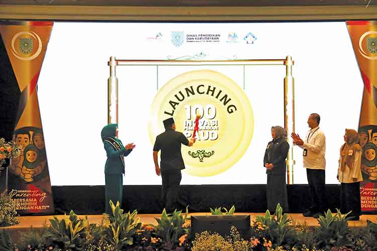 DIRESMIKAN: Wali Kota Problinggo dr. Aminuddin didampnigi Wakil Wali Kota Probolinggo Hj. Ina Dwi Lestari dan Pj Sekda Kota Probolinggo Rey Suwignyo memukul gong bukti Launching 100 Inovasi Pembelajar