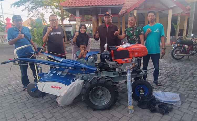PERTANIAN: Kepala Desa Pabean Sulistiyono (dua dari kiri) saat penyerahan handtraktor kepada BUMDes Sejahtera, September 2025.