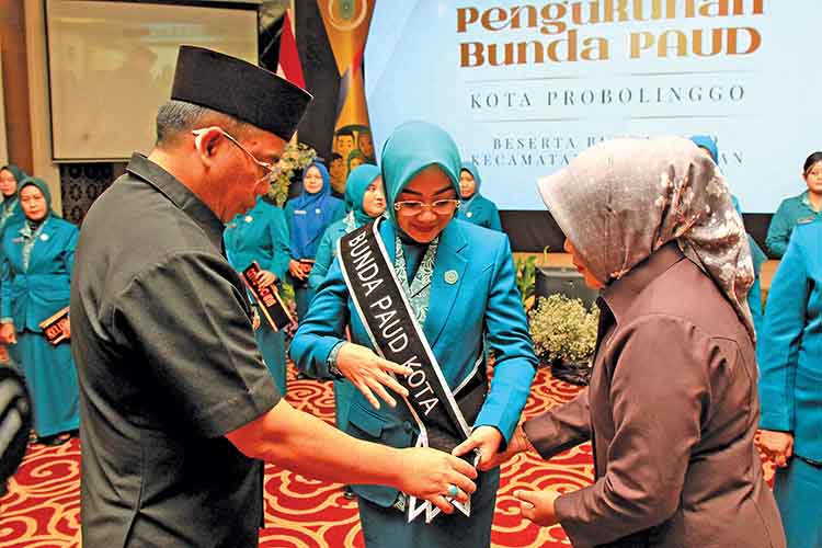 DIKUKUHKAN: Wali Kota Probolinggo dr. Aminuddin mengukuhkan dr. Evariani Aminuddin sebagai Bunda PAUD Kota Probolinggo.