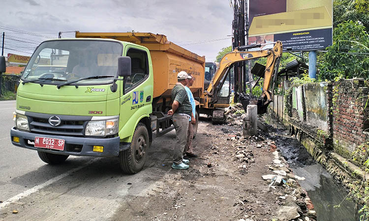 DINORMALISASI: saluran pembuangan Apollo di Dusun Legupit, Desa Karangrejo, Kecamatan Gempol, yang dikeruk. Normalisasi itu dilakukan, untuk mengatasi luberan air yang kerap terjadi saat penghujan.