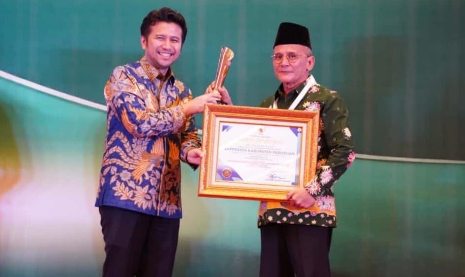 MEMBANGGAKAN: Wakil Gubernur Jatim, Emil Elisianto Dardak saat menyerahkan piagam penghargaan kepada Wakil Bupati Pasuruan, Shobih Asrori dalam ajang INOTEK Award Jatim 2025.