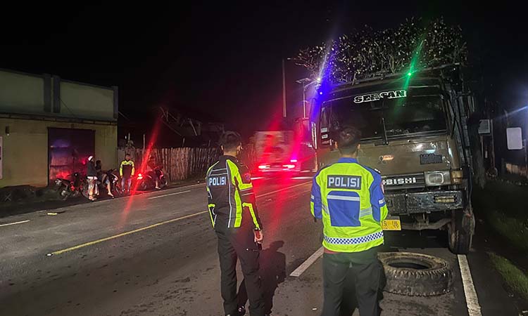 NGEBAN: Kondisi truk muat tebu yang berhenti di bahu jalan pantura Bayeman, Tongas, Probolinggo yang ditabrak minibus.