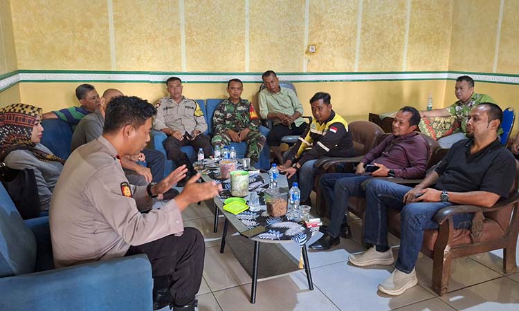 MEDIASI: Muspika Beji memediasi perwakilan warga dengan CV Sidodari Makmur, pelaksana proyek pemeliharaan Jalan Kedungringin&ndash;Kedungboto di Kecamatan Beji, Kabupaten Pasuruan