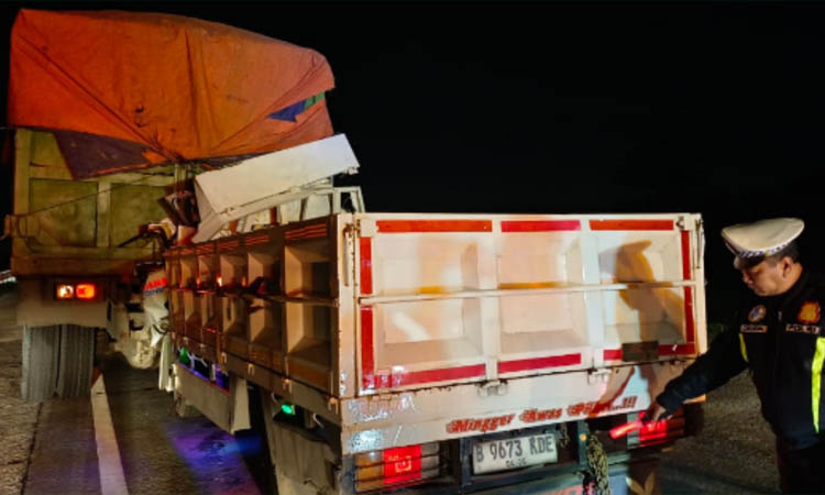 RINGSEK: Truk colt diesel yang menabrak dump truck di tol Gempas, Jumat (14/11) malam.