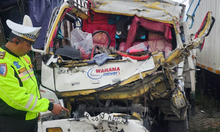 DIAMANKAN: Truk colt diesel yang dikemudikan Jurid sudah diamankan di poslantas.