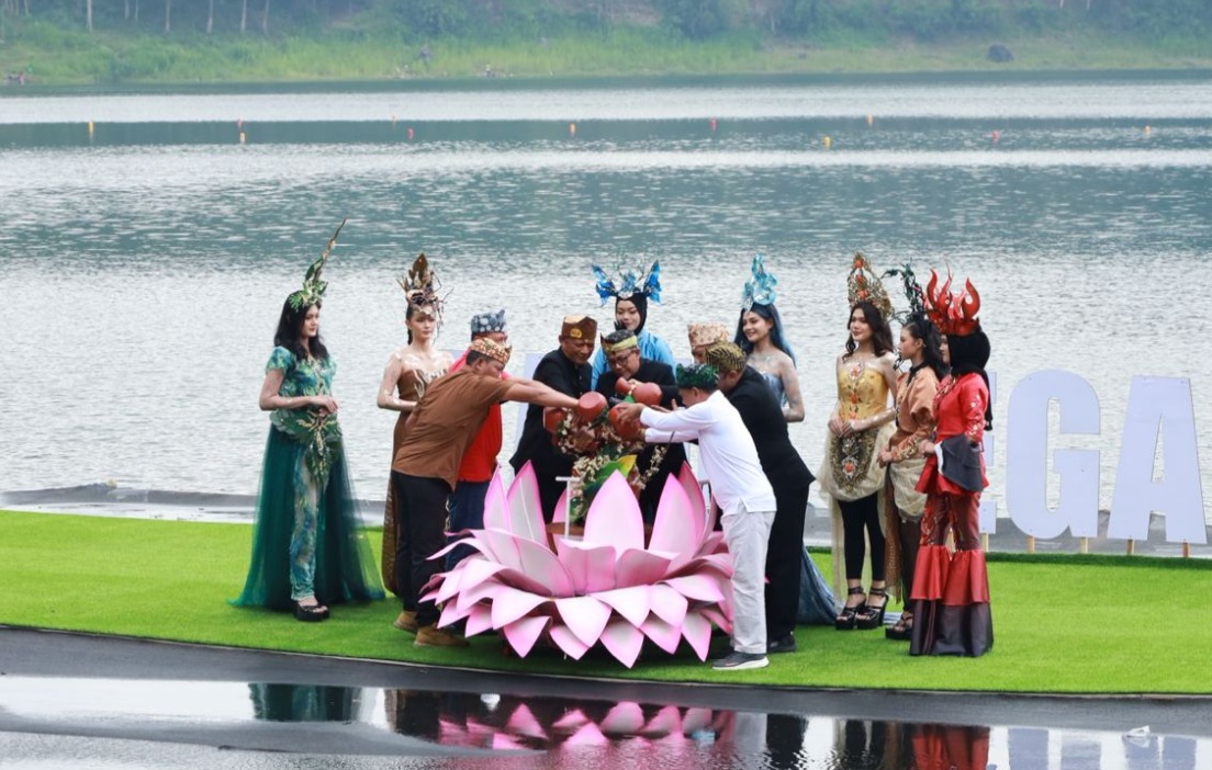GRAND OPENING: Bupati Probolinggo, dr. Mohammad Haris, Wakil Bupati Fahmi AHZ bersama tokoh penting lainnya menyatukan 7 air dari 7 danau di Kecamatan Tiris