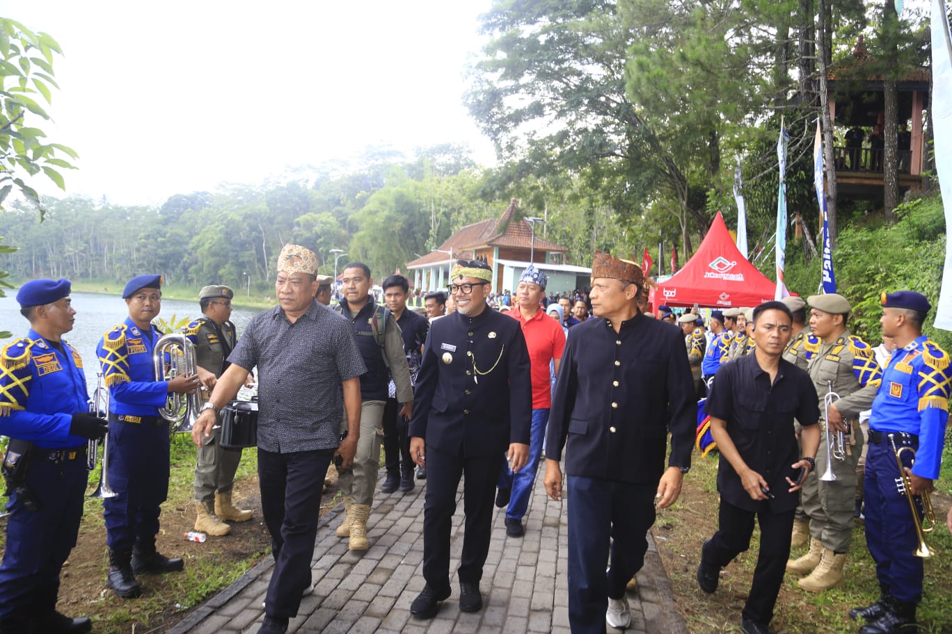 AKSES FABA : Bupati Probolinggo, dr. Mohammad Haris bersama para tamu undangan menuju lokasi grand opening, Sabtu (8/11)